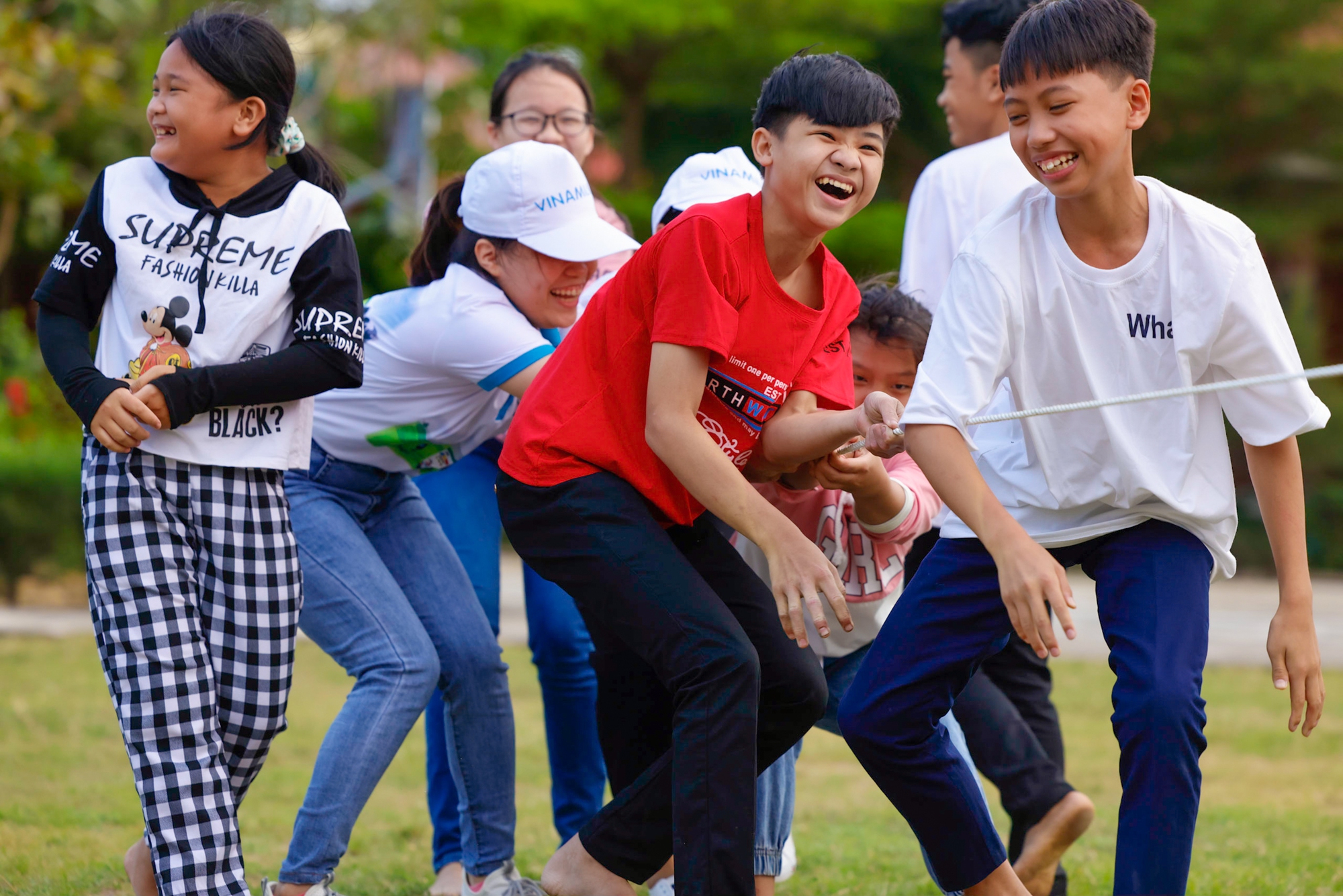 Quỹ sữa Vươn cao Việt Nam chứa đựng tình cảm yêu thương và hy vọng lan tỏa tới những gia đình nghèo neo đơn, đặc biệt là trẻ em. Hãy cùng xem những hình ảnh tuyệt đẹp và cảm thấy niềm vui tràn đầy trong trái tim của mỗi người đàn ông Việt Nam, với hy vọng đem lại những điều tốt đẹp cho cộng đồng.