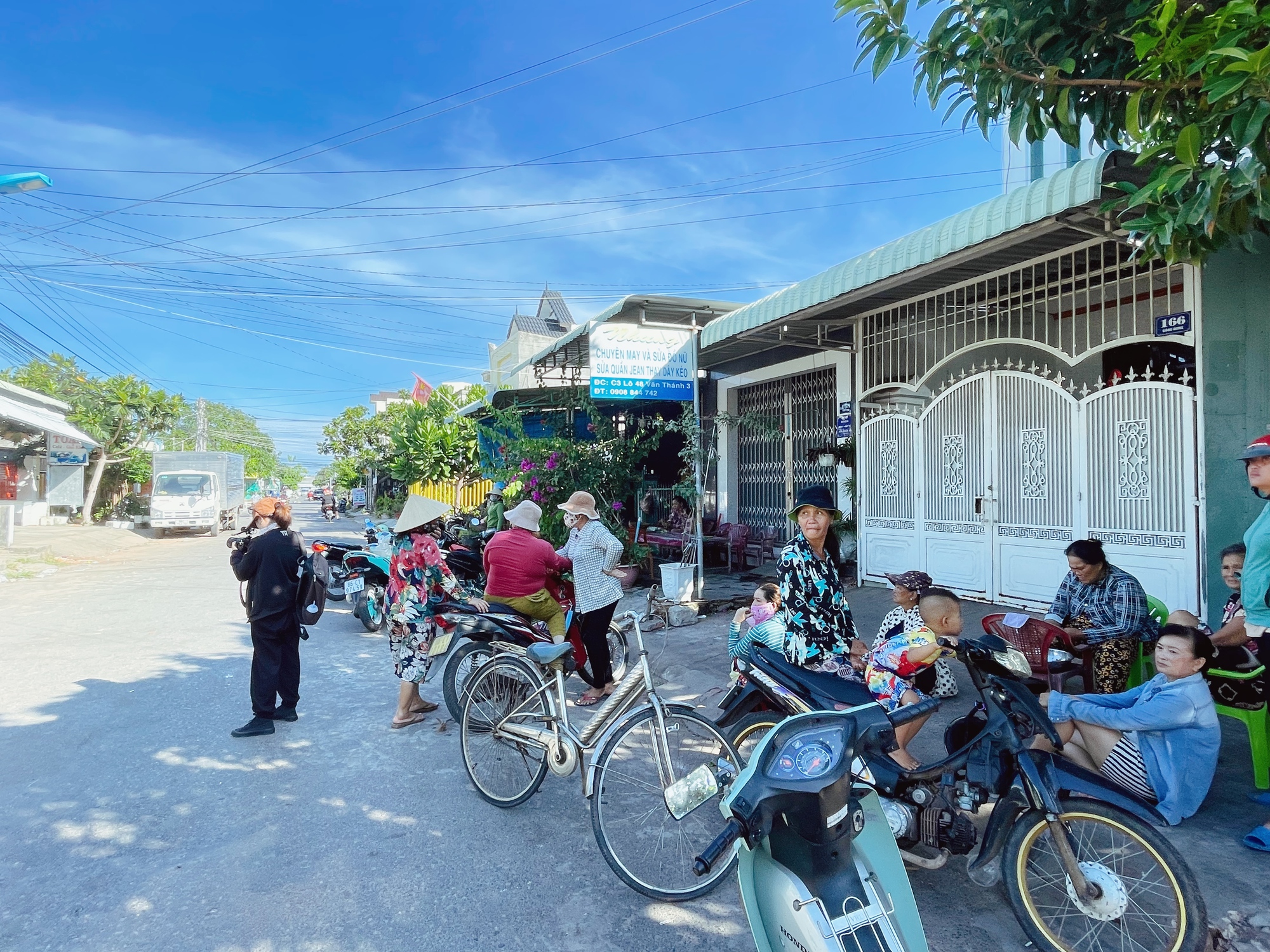 Người th&acirc;n của 6 nạn nh&acirc;n mất trong vụ ch&igrave;m t&agrave;u ở B&igrave;nh Thuận: "Thấy chồng người ta về chồng m&igrave;nh kh&ocirc;ng về, ruột gan t&ocirc;i đau"  - Ảnh 8.