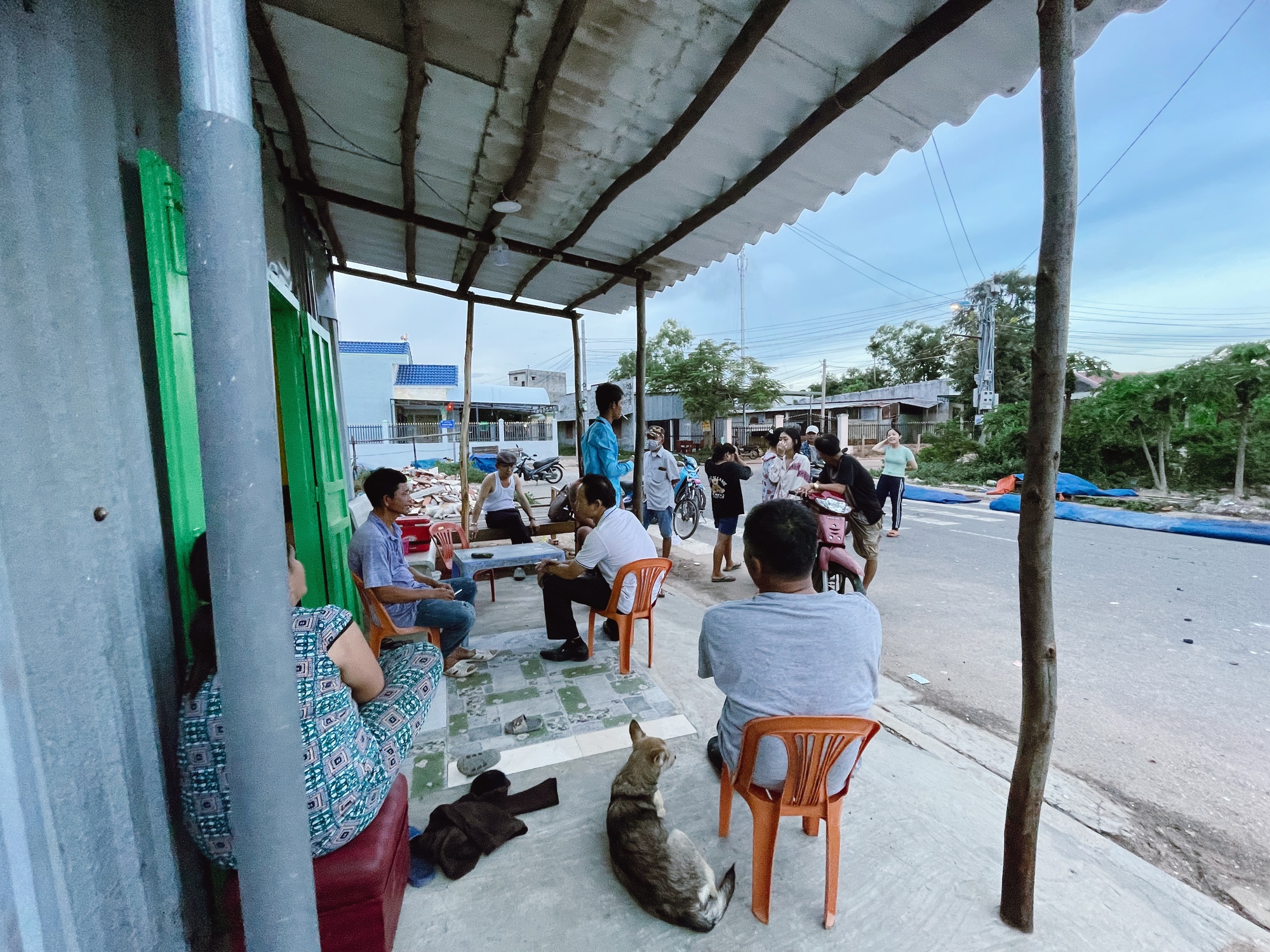 Người th&acirc;n của 6 nạn nh&acirc;n mất trong vụ ch&igrave;m t&agrave;u ở B&igrave;nh Thuận: "Thấy chồng người ta về chồng m&igrave;nh kh&ocirc;ng về, ruột gan t&ocirc;i đau"  - Ảnh 2.