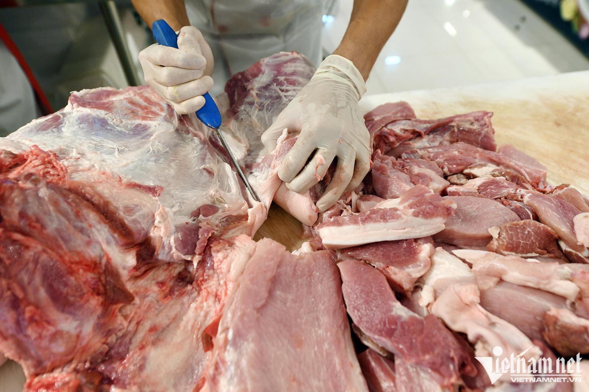 Ba tháng tăng liên tục, giá thịt lợn quay đầu giảm - Ảnh 1.