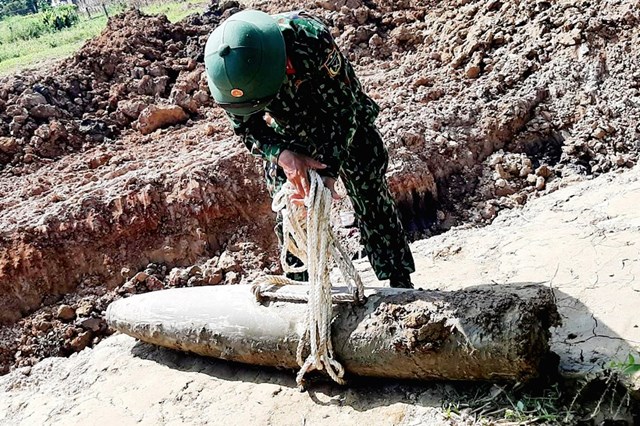 Phát hiện quả bom trong lúc cải tạo giếng dân sinh - Ảnh 2.