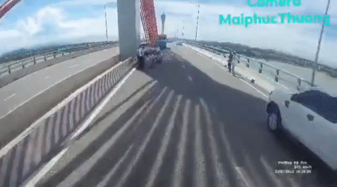 Mải m&ecirc; chụp ảnh tr&ecirc;n cầu, nh&oacute;m 20 người su&yacute;t bị &ocirc; t&ocirc; t&ocirc;ng - Ảnh 2.