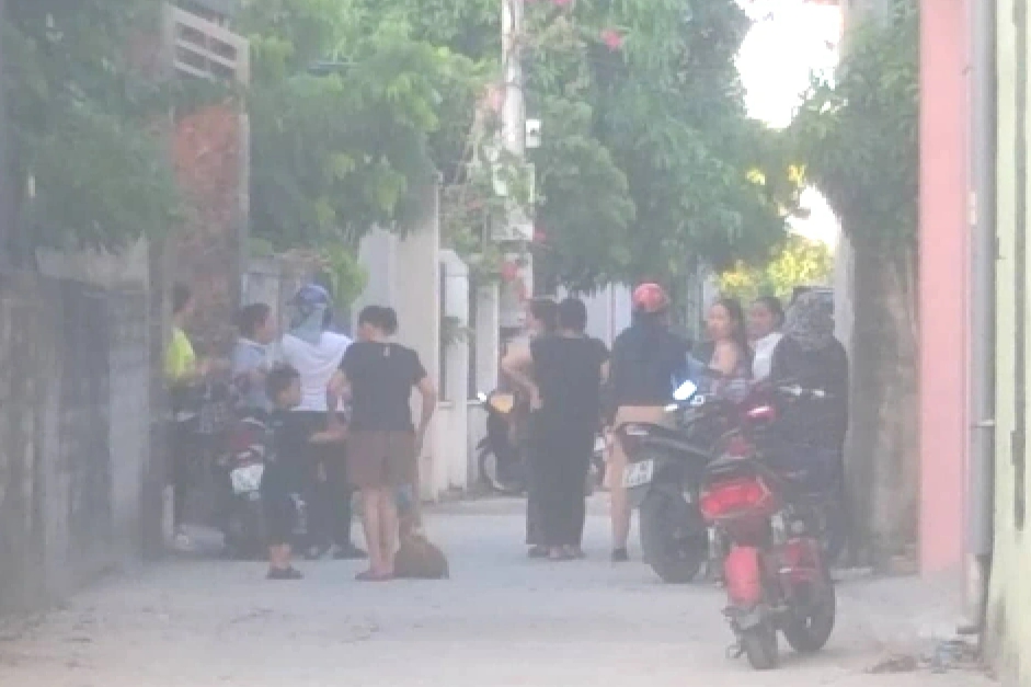 Chơi trong ng&otilde;, b&eacute; g&aacute;i 2 tuổi bị xe tải l&ugrave;i c&aacute;n tử vong - Ảnh 1.