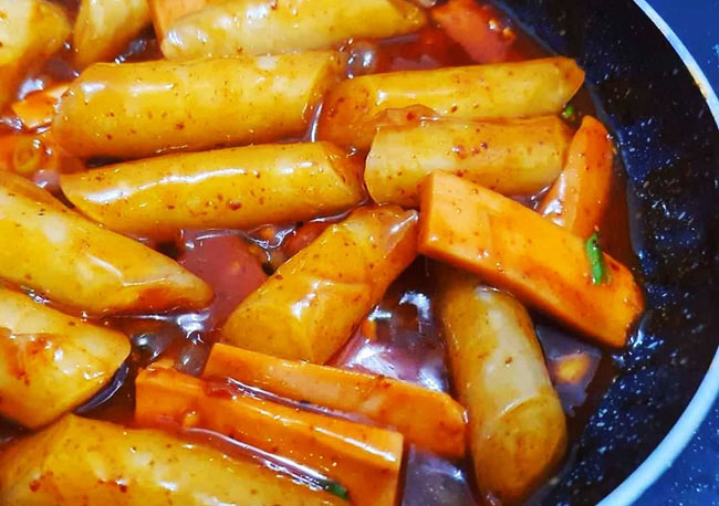 Dùng khoai lang làm tokbokki vừa ngon vừa healthy, ăn bao nhiêu cũng chẳng lo tăng cân - Ảnh 1.