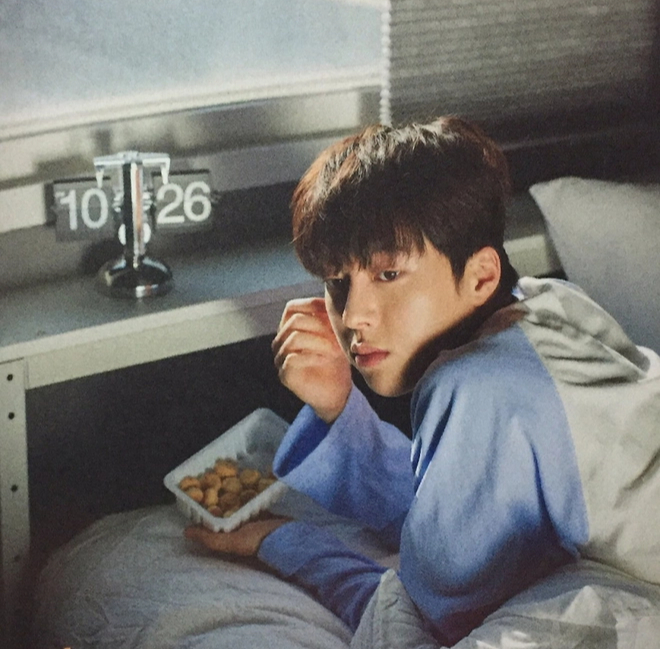 4 th&oacute;i quen xấu v&agrave;o buổi tối g&acirc;y ra kh&oacute; ngủ, thức giấc nửa đ&ecirc;m nhưng người trẻ n&agrave;o cũng mắc phải - Ảnh 1.