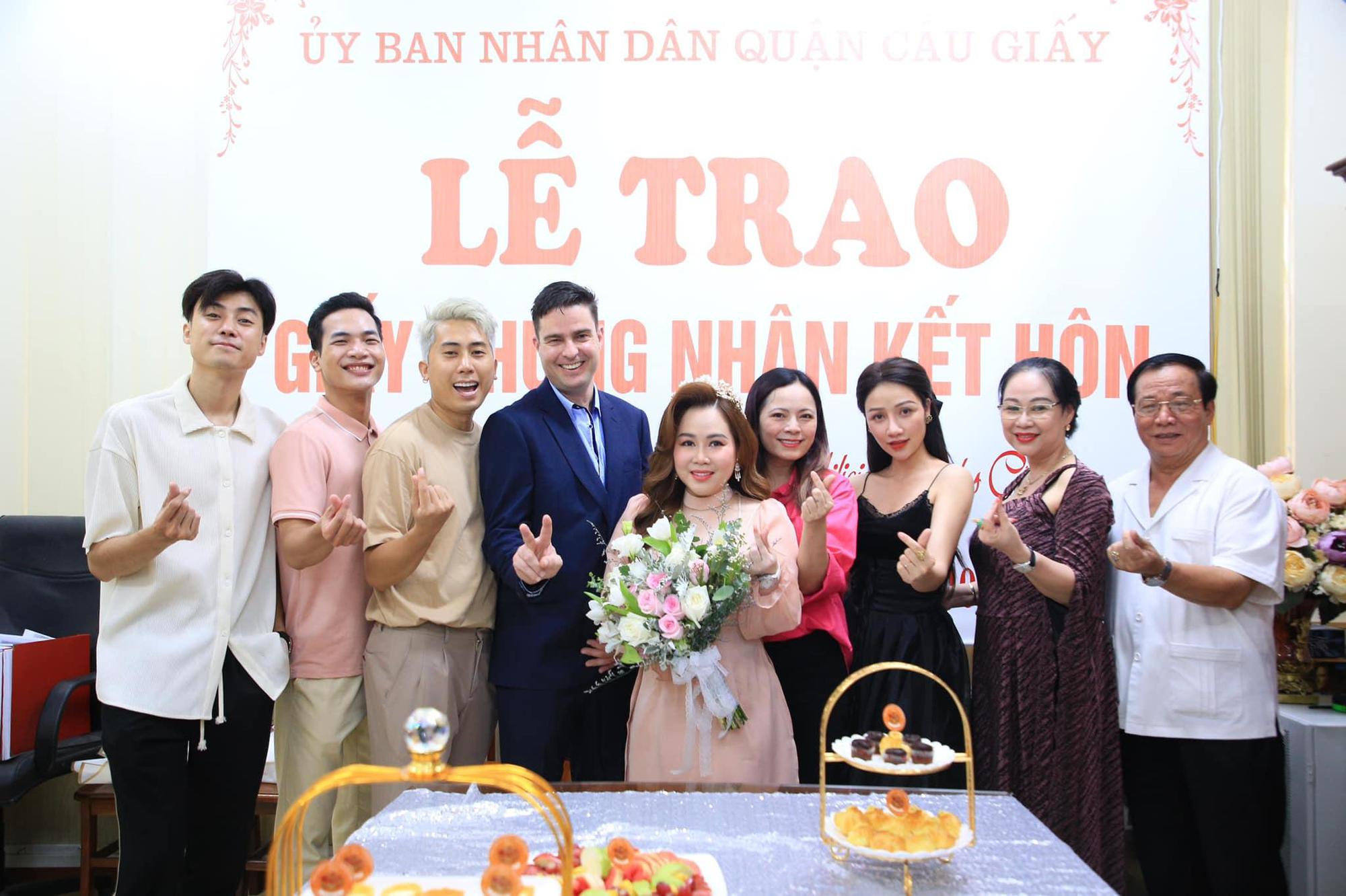 Diễn viên lùn nhất màn ảnh Việt: Chồng tôi hiền, nấu ăn giỏi và sạch sẽ - Ảnh 2.