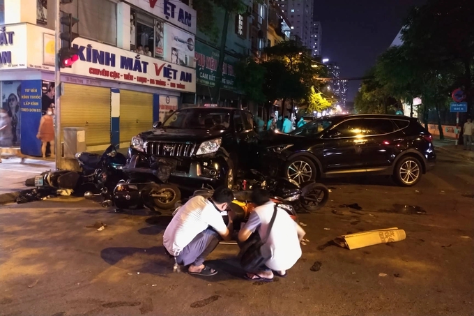 Vụ 4 ôtô tông liên hoàn loạt xe máy ở Hà Nội: Người đàn ông may mắn thoát chết kể phút kinh hoàng - Ảnh 1.