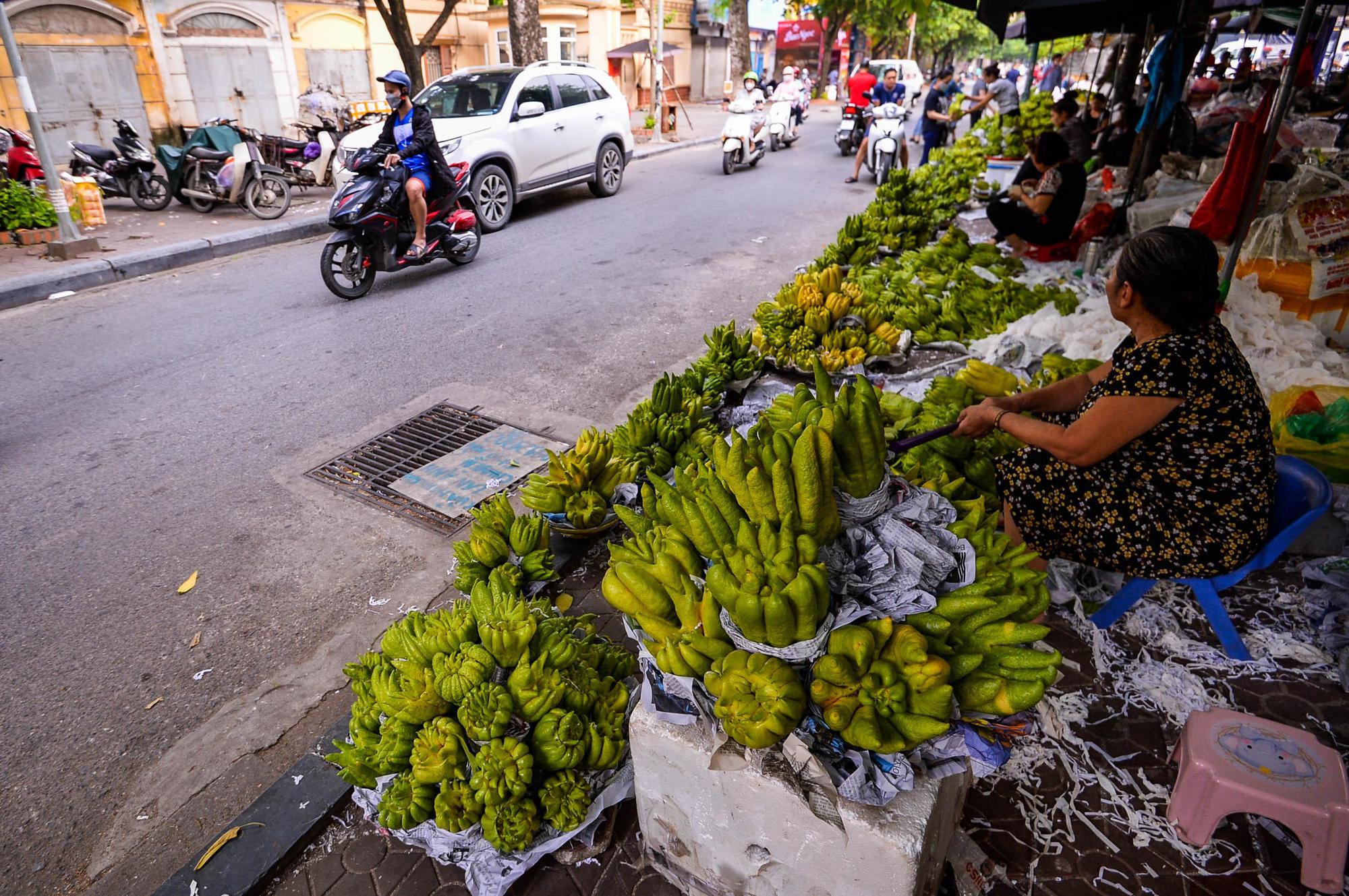 Hàng bán đồ cúng đông khách ngày đầu tháng 'cô hồn' - Ảnh 10.