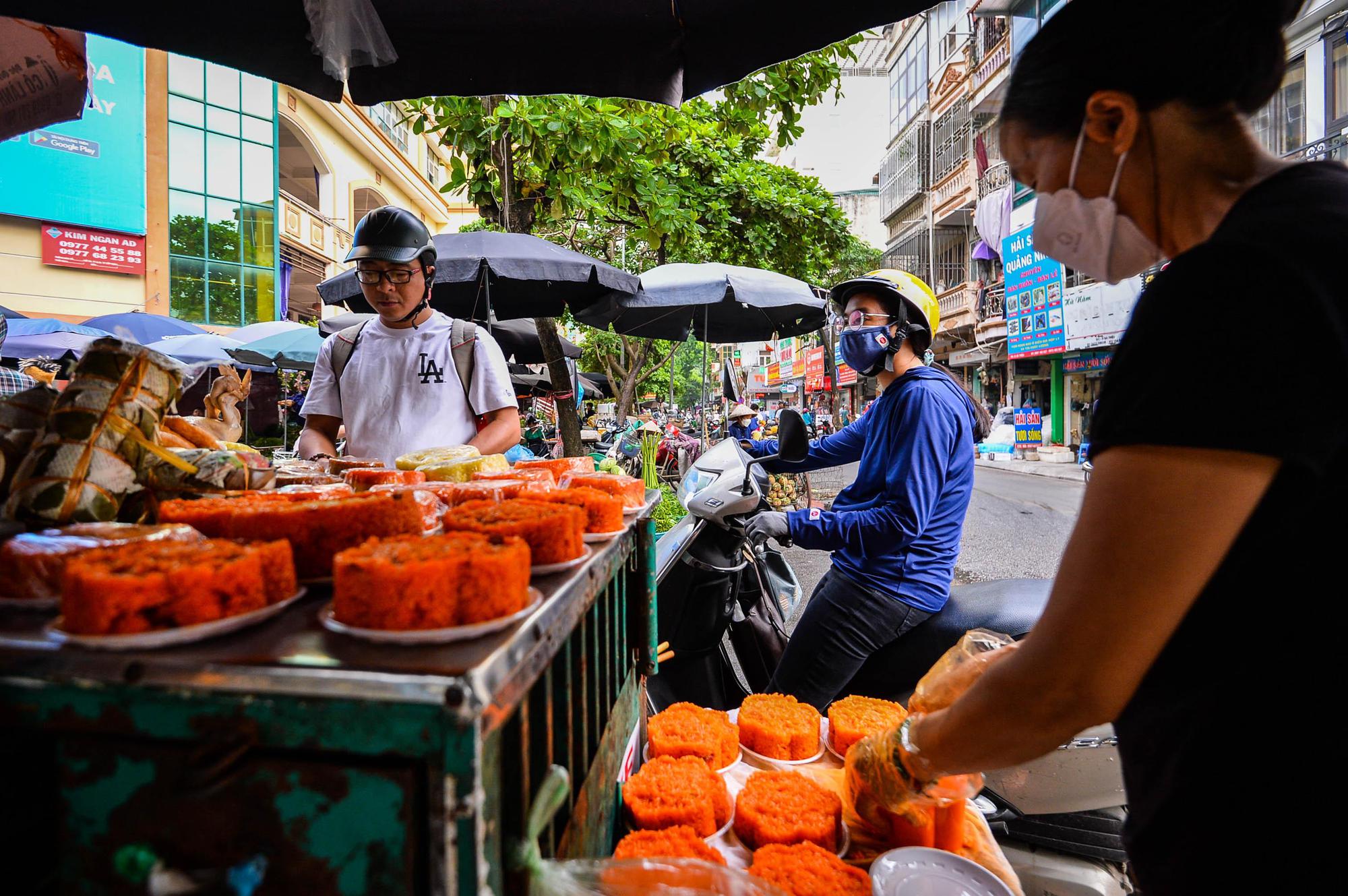 Hàng bán đồ cúng đông khách ngày đầu tháng 'cô hồn' - Ảnh 8.