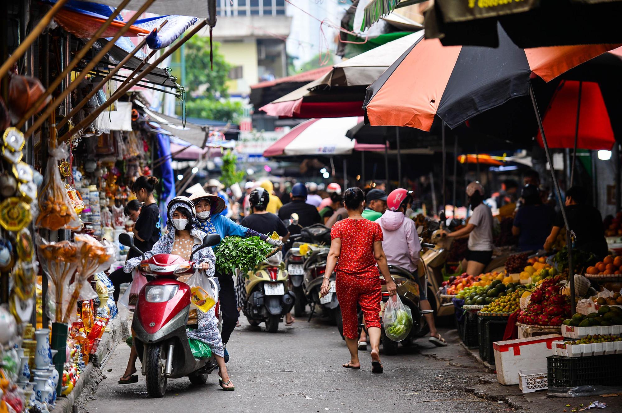 Hàng bán đồ cúng đông khách ngày đầu tháng 'cô hồn' - Ảnh 1.