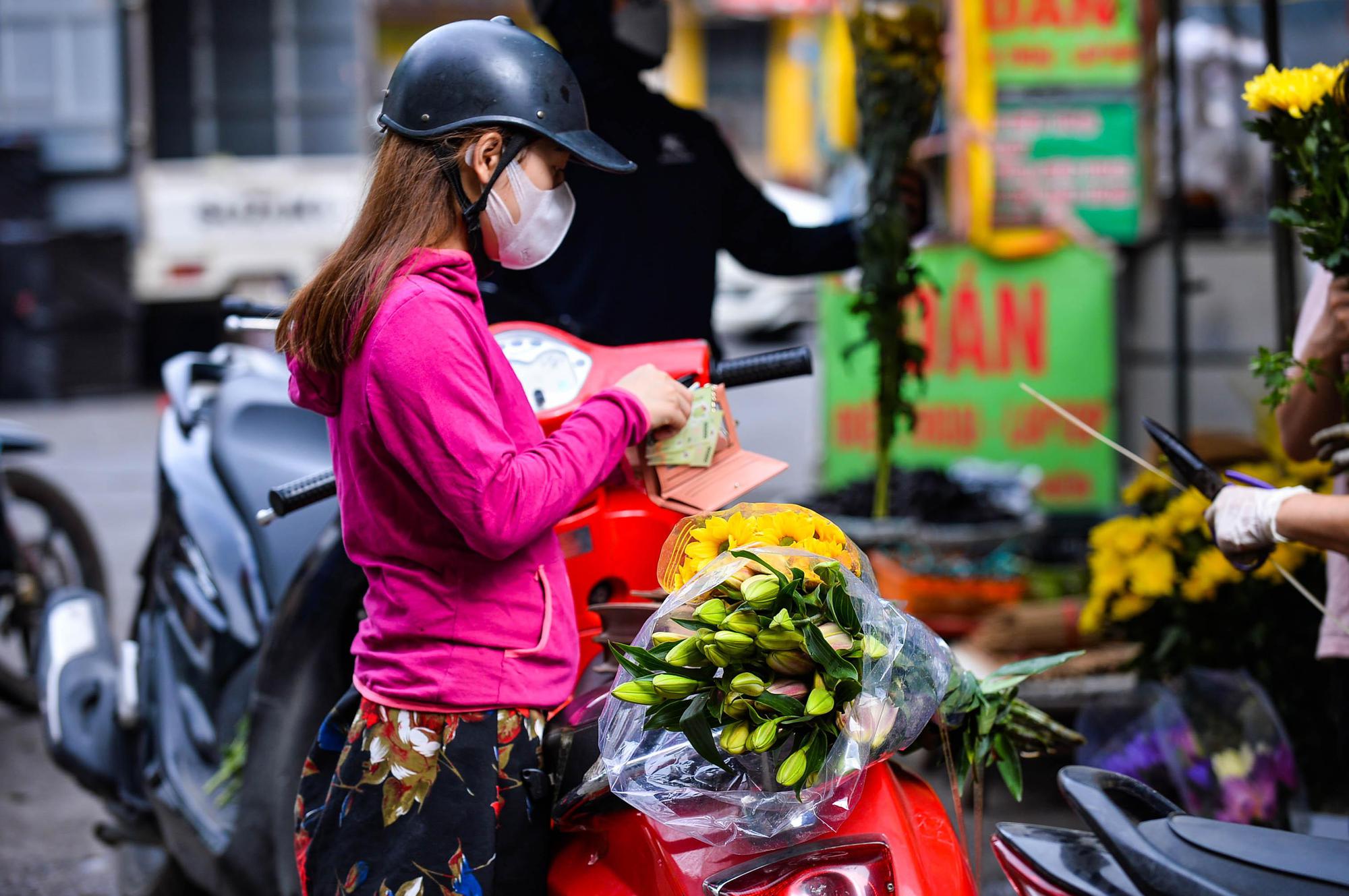 Hàng bán đồ cúng đông khách ngày đầu tháng 'cô hồn' - Ảnh 6.