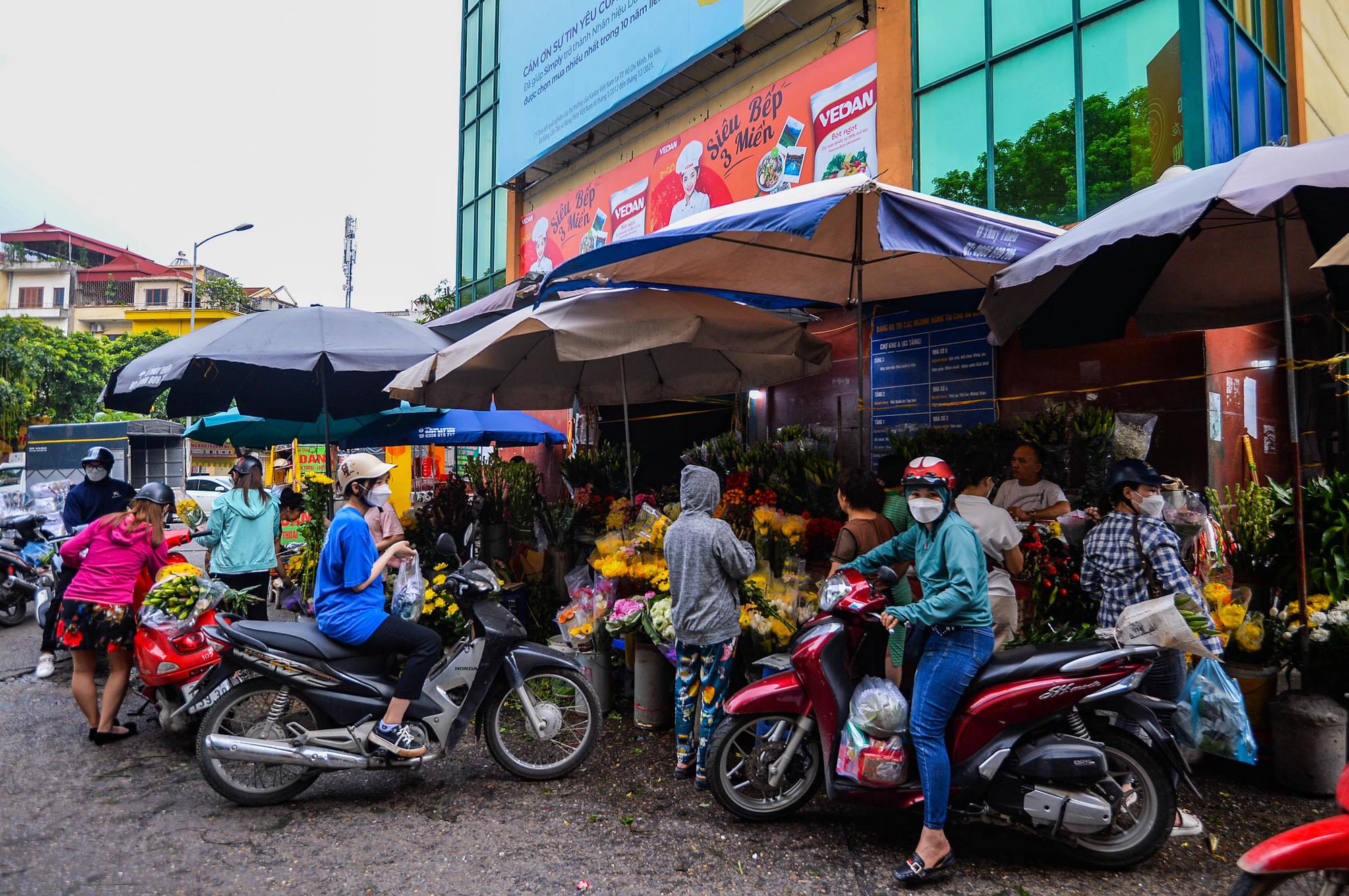 Hàng bán đồ cúng đông khách ngày đầu tháng 'cô hồn' - Ảnh 2.