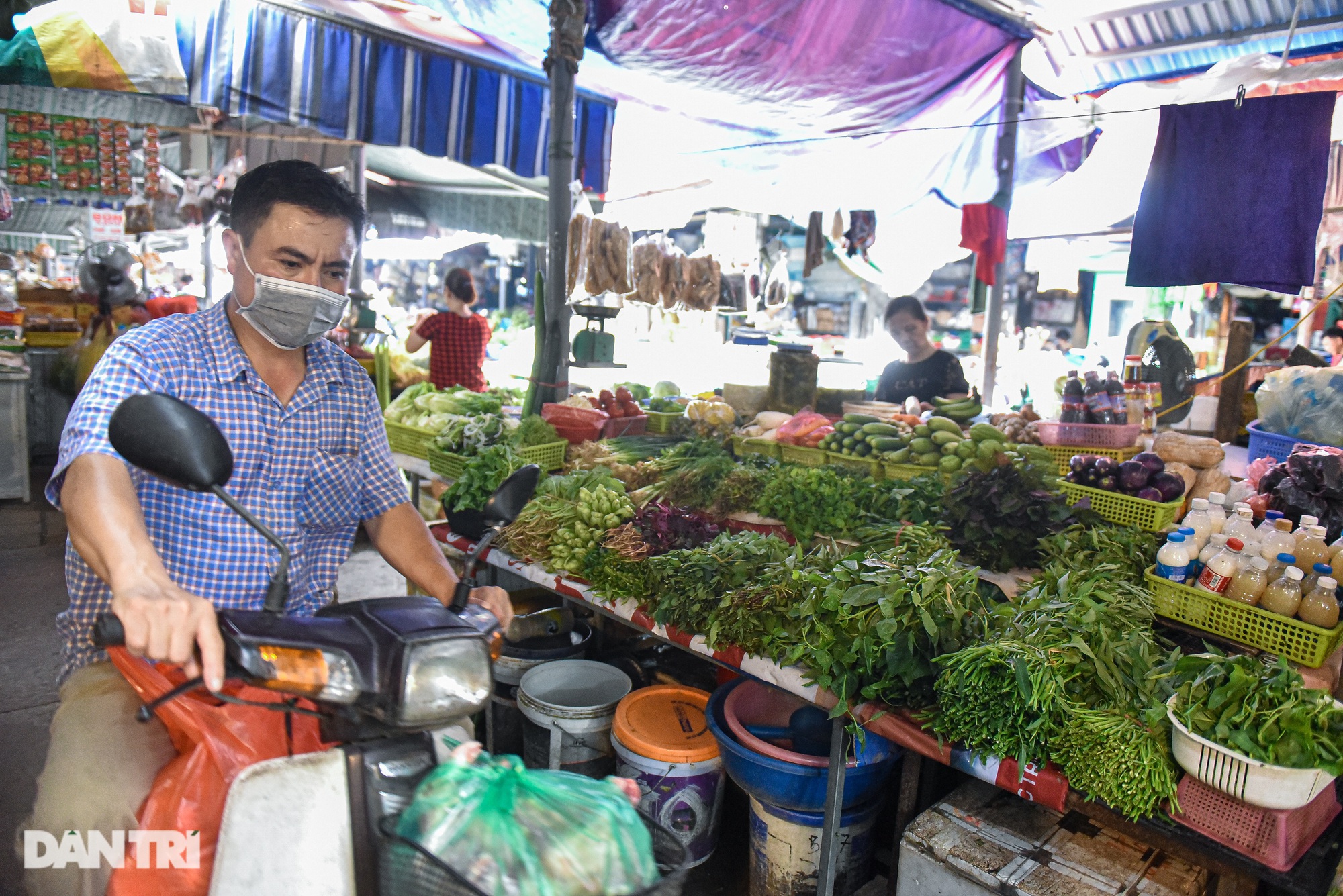 Không giảm theo giá xăng, nhiều thực phẩm rau xanh, thịt cá vẫn &quot;phi mã&quot; - Ảnh 3.