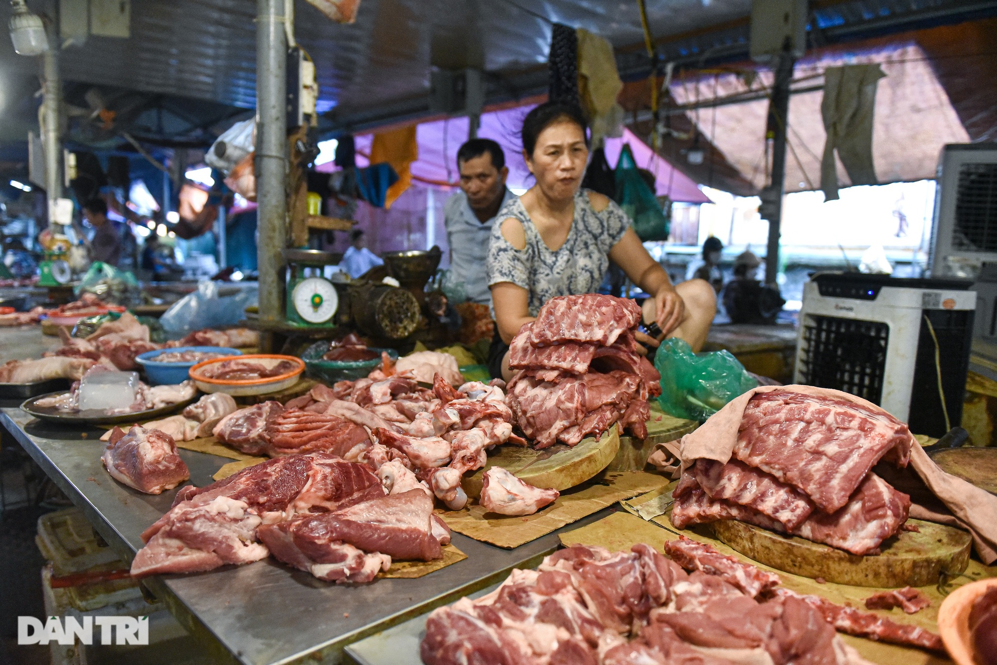 Không giảm theo giá xăng, nhiều thực phẩm rau xanh, thịt cá vẫn &quot;phi mã&quot; - Ảnh 4.