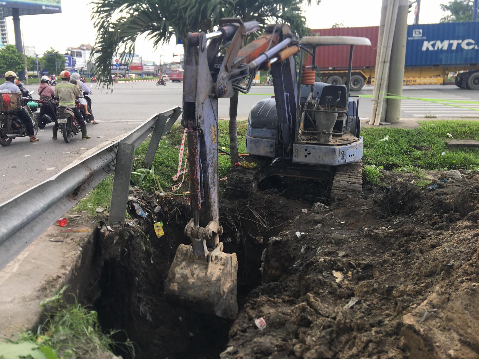 C&ocirc;ng nh&acirc;n ở TP.HCM bị đất v&ugrave;i dưới cống s&acirc;u - Ảnh 2.