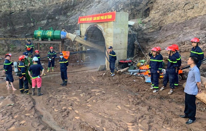 Lũ cuốn 4 c&ocirc;ng nh&acirc;n v&agrave;o hầm thủy điện, một người mắc kẹt