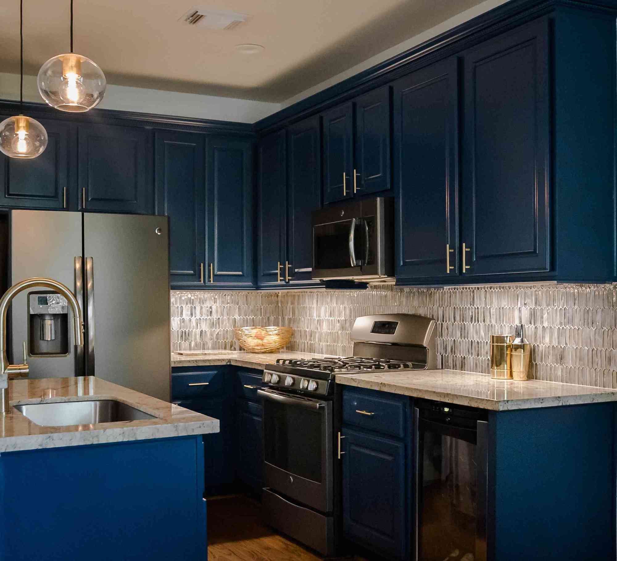 Biến hóa căn bếp gia đình từ phong cách đến không gian chỉ với gam màu xanh dương - Ảnh 9.