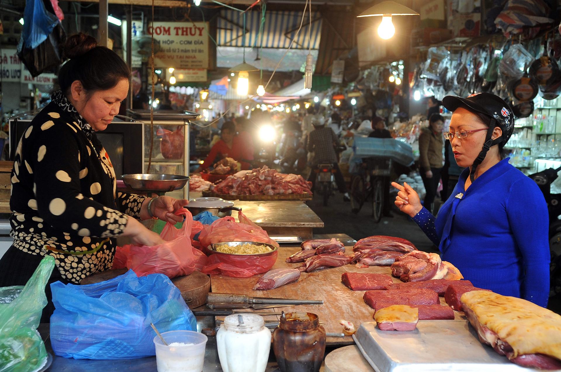 Chuyện ngoài chợ: Rau quả, thịt gà, thịt lợn 'dắt tay nhau' tăng giá - Ảnh 1.