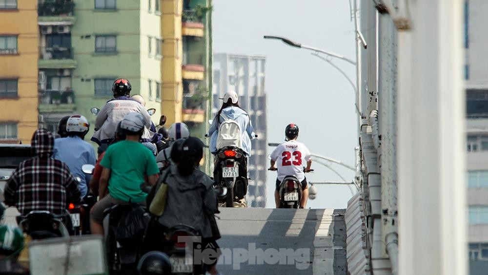 Hà Nội nắng nóng như thiêu, đường phố xuất hiện... ảo ảnh - Ảnh 3.