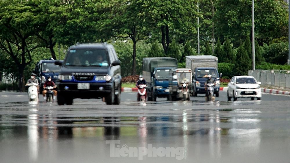 Hà Nội nắng nóng như thiêu, đường phố xuất hiện... ảo ảnh - Ảnh 4.