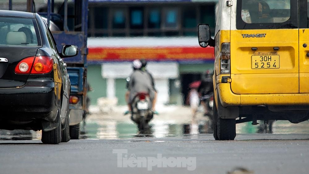 Hà Nội nắng nóng như thiêu, đường phố xuất hiện... ảo ảnh - Ảnh 10.