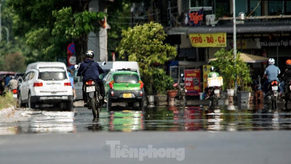 Hà Nội nắng nóng như thiêu, đường phố xuất hiện... ảo ảnh - Ảnh 11.