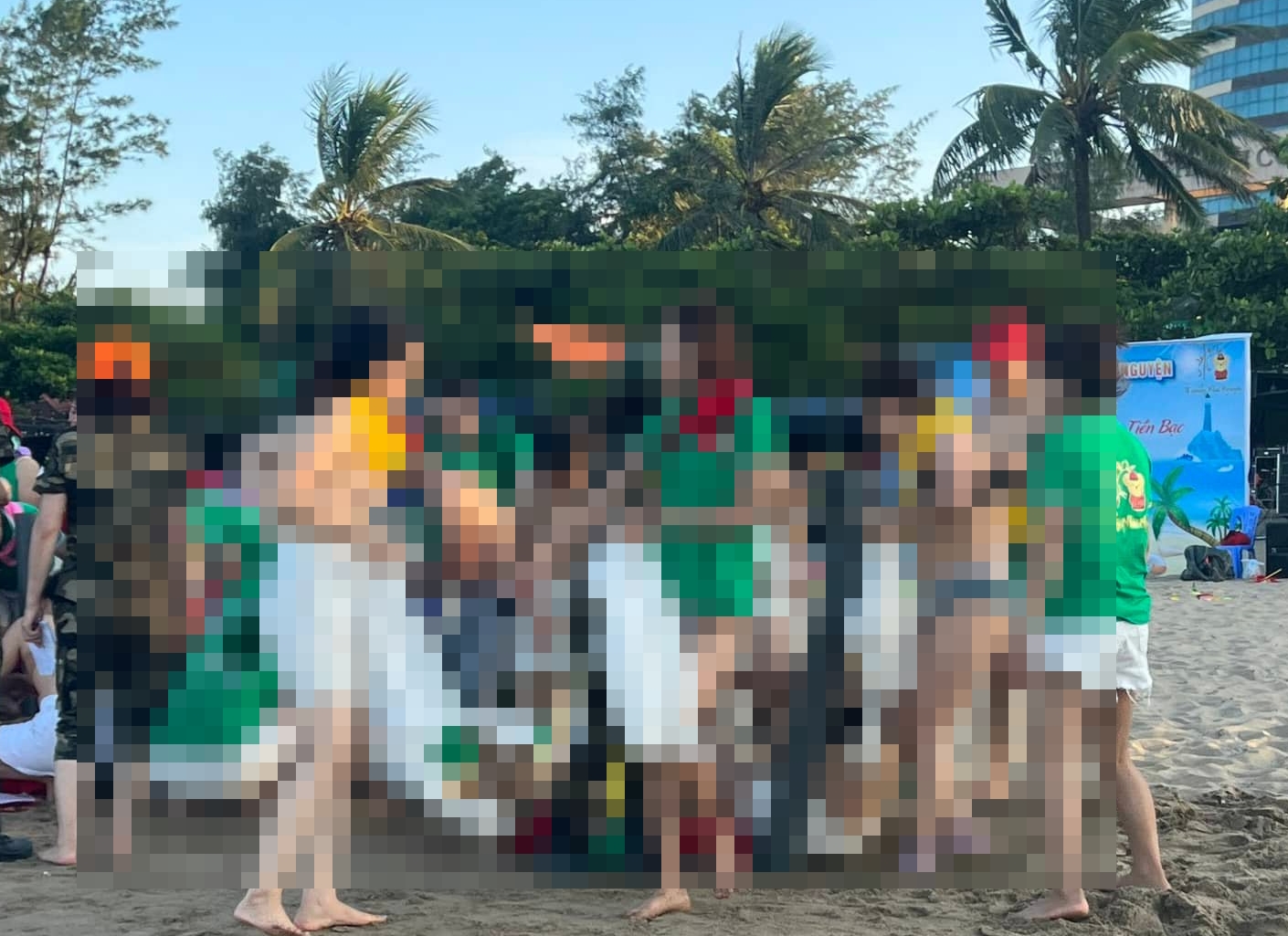Thông tin mới việc nhóm du khách cởi áo phản cảm trên bãi biển Cửa Lò  - Ảnh 1.