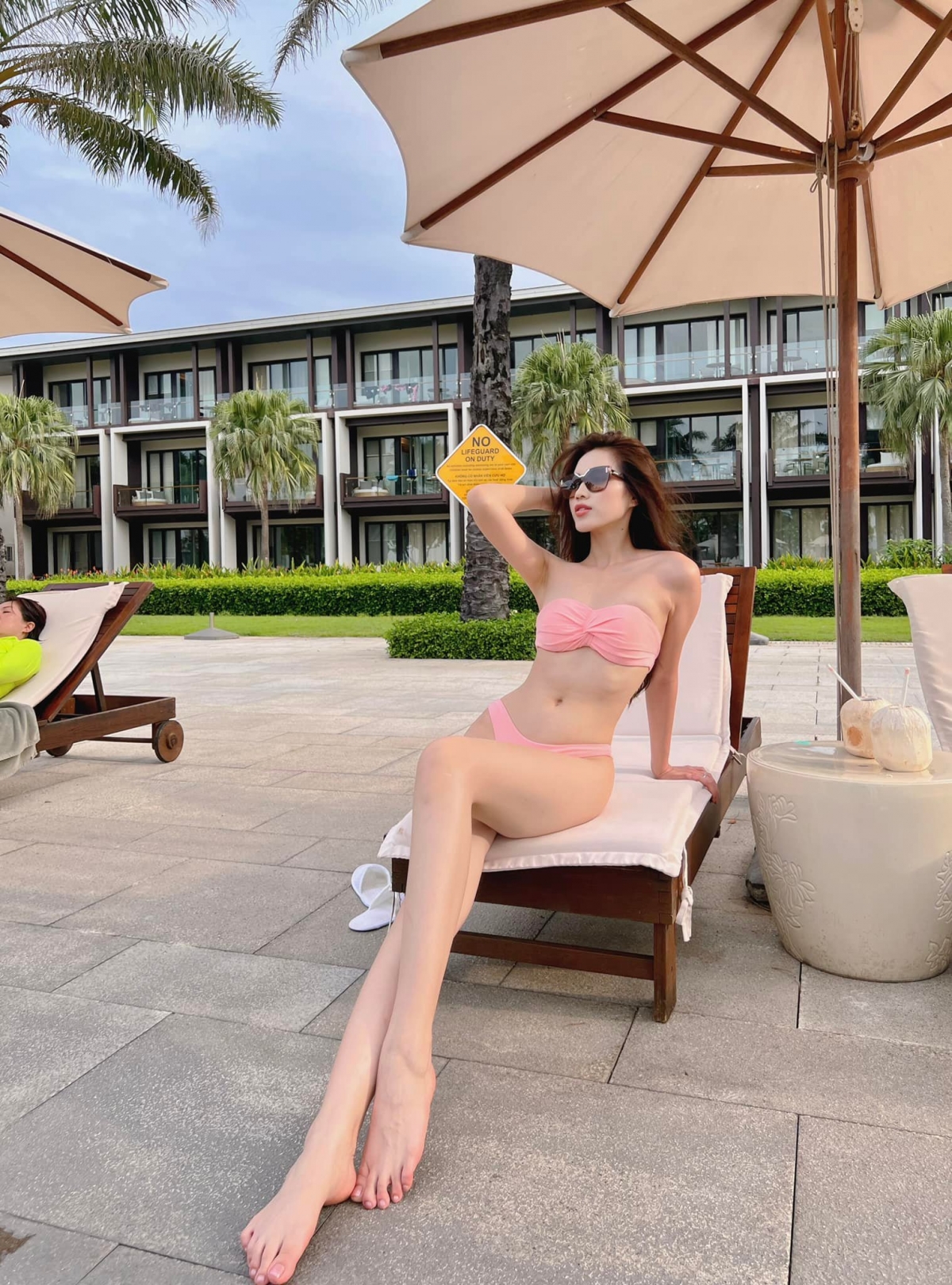 Hoa hậu Đỗ Thị Hà diện bikini khoe body cực phẩm trong loạt ảnh mới - Ảnh 2.