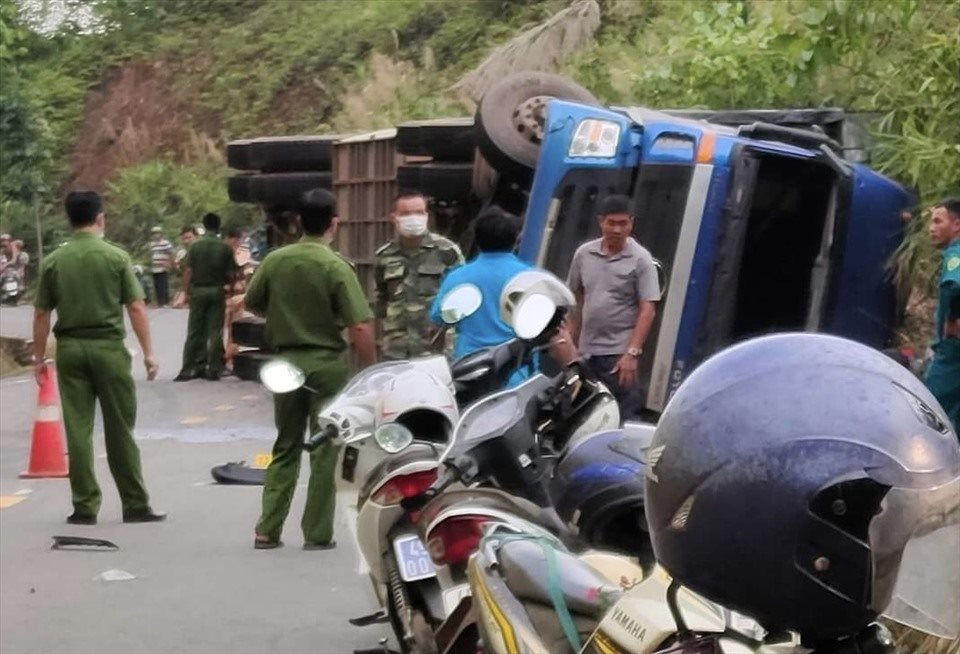 Xe container đổ dốc, lật tr&ecirc;n đ&egrave;o khiến 2 anh em tử vong - Ảnh 1.