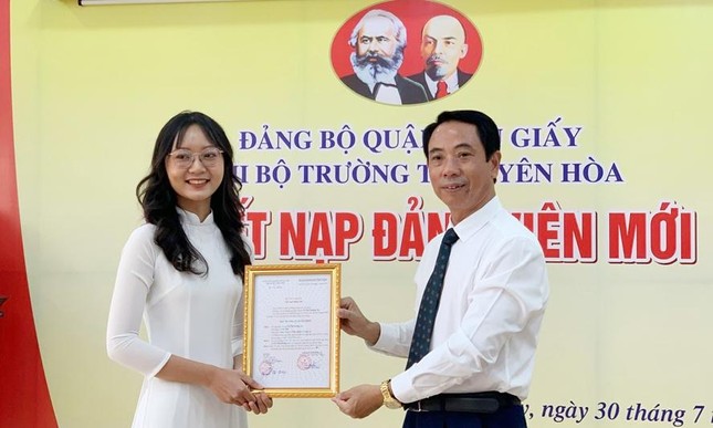 Nữ sinh Hà Nội đỗ 4 trường đại học tốp đầu được kết nạp Đảng - Ảnh 1.