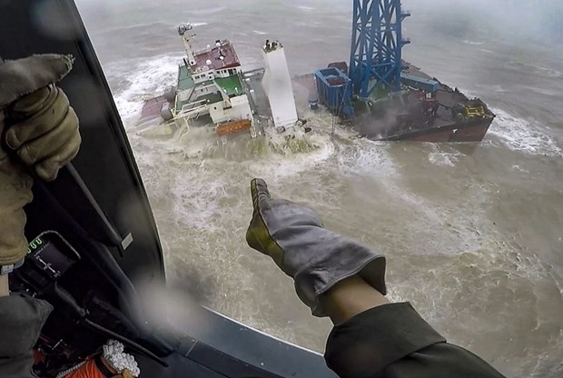 Trung Quốc tìm thấy 12 thi thể trong vụ đắm tàu do bão Chaba - Ảnh 1.