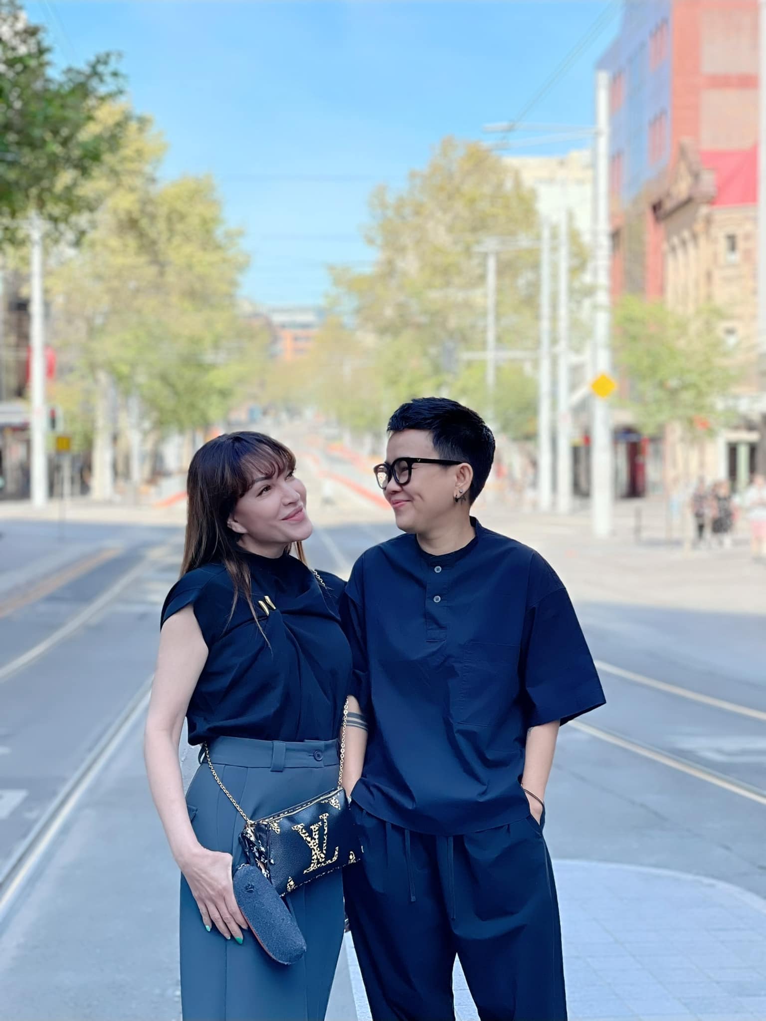 Thanh Hà và Phương Uyên đã đăng tải ảnh cưới độc đáo trên mạng xã hội. Hình ảnh cặp đôi trong ngày trọng đại đã thu hút sự chú ý của rất nhiều người. Chụp bởi các nhiếp ảnh gia chuyên nghiệp, lộ thiệp cưới của hai người đã thành một tác phẩm nghệ thuật đẹp đẽ.
