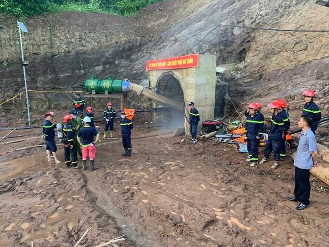 Vợ công nhân bị lũ cuốn vào hầm thủy điện ở Điện Biên chờ chồng suốt 48 tiếng - Ảnh 7.