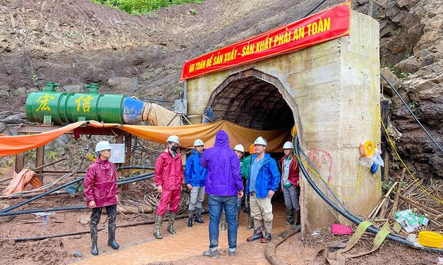 Vợ công nhân bị lũ cuốn vào hầm thủy điện ở Điện Biên chờ chồng suốt 48 tiếng - Ảnh 4.