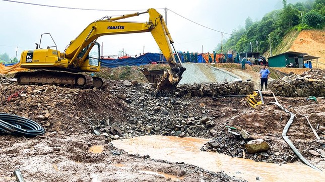 Vợ công nhân bị lũ cuốn vào hầm thủy điện ở Điện Biên chờ chồng suốt 48 tiếng - Ảnh 5.