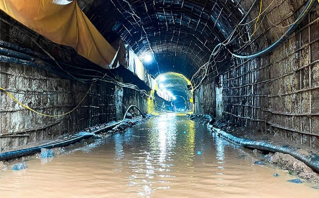 Vợ công nhân bị lũ cuốn vào hầm thủy điện ở Điện Biên chờ chồng suốt 48 tiếng - Ảnh 6.