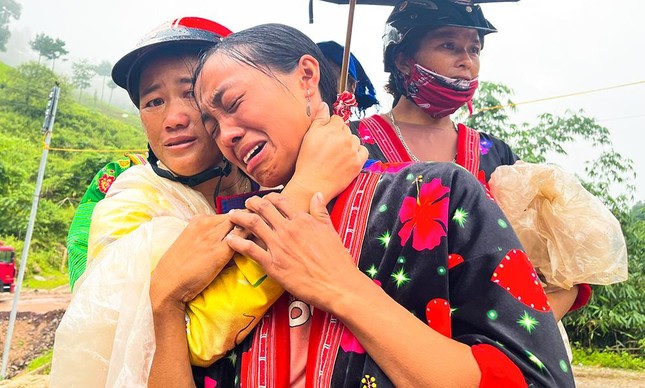 Vợ công nhân bị lũ cuốn vào hầm thủy điện ở Điện Biên chờ chồng suốt 48 tiếng - Ảnh 2.
