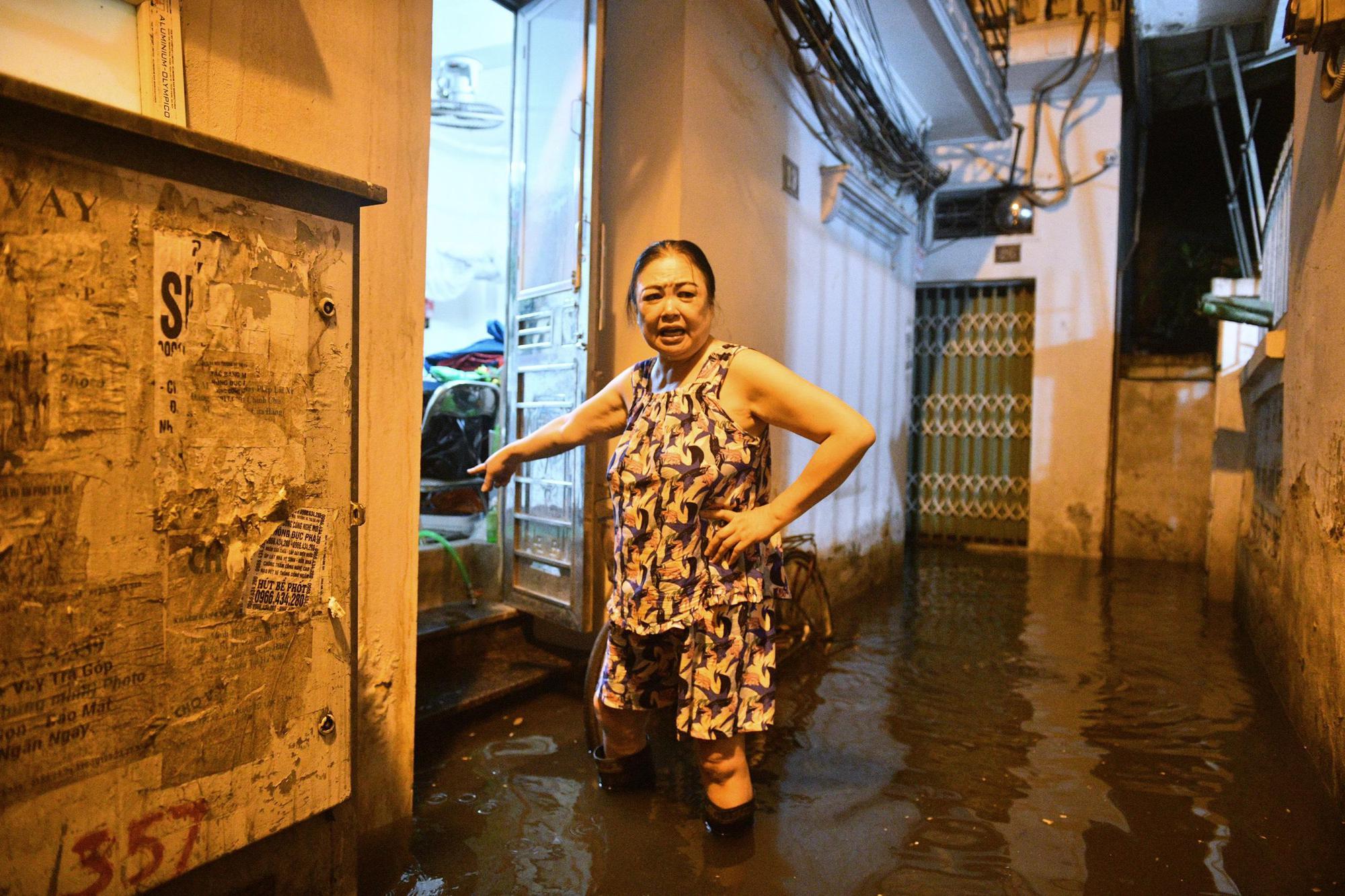 Mưa lớn sầm sập đổ xuống, người Hà Nội &quot;chôn chân&quot; trên đường ngập, tắc đường kéo dài - Ảnh 30.