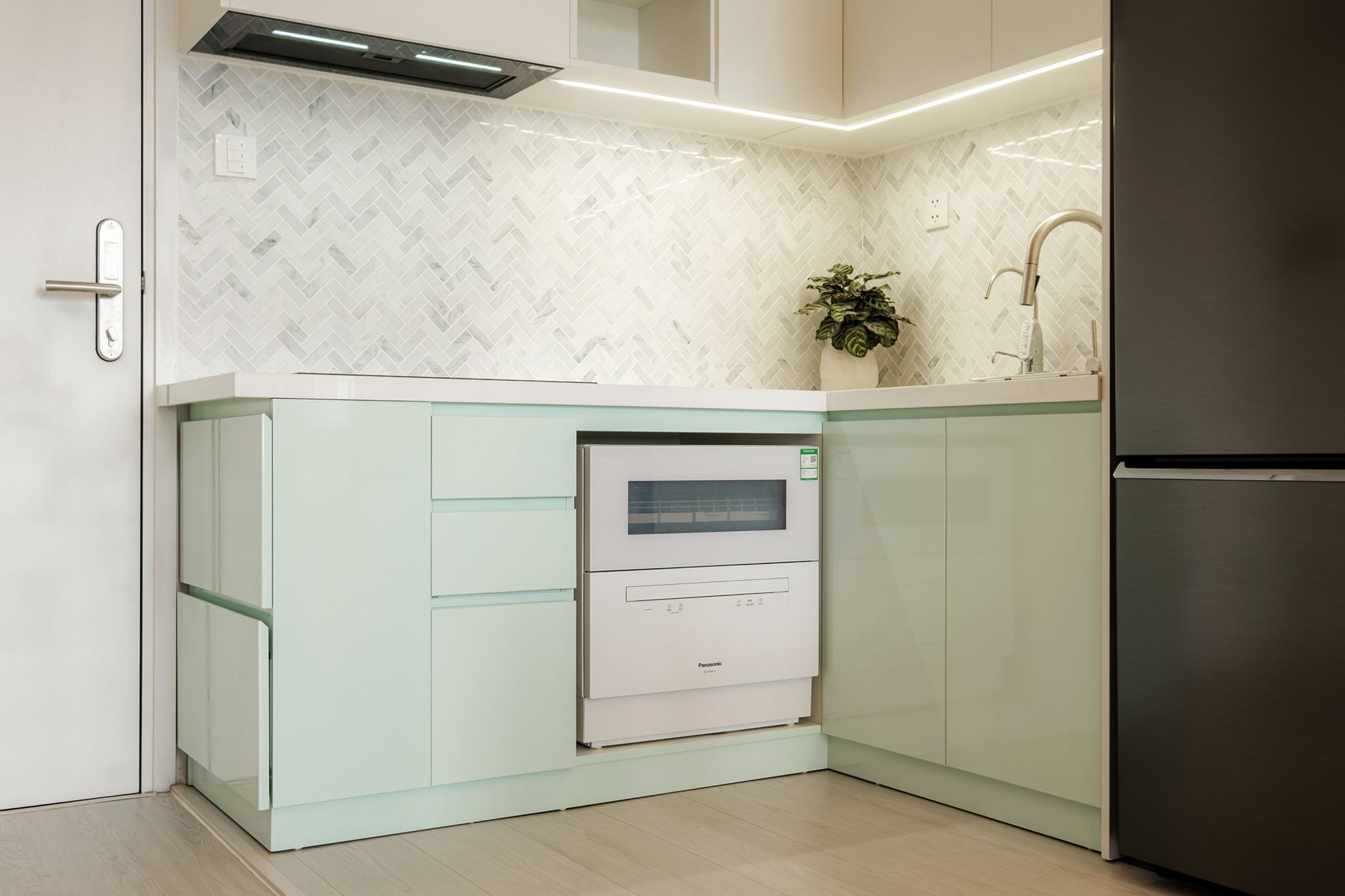 Căn hộ 40m² nhỏ hẹp ở Sài Gòn vừa đẹp lại thoáng đãng nhờ thiết kế theo phong cách Midcentury Modern  - Ảnh 10.