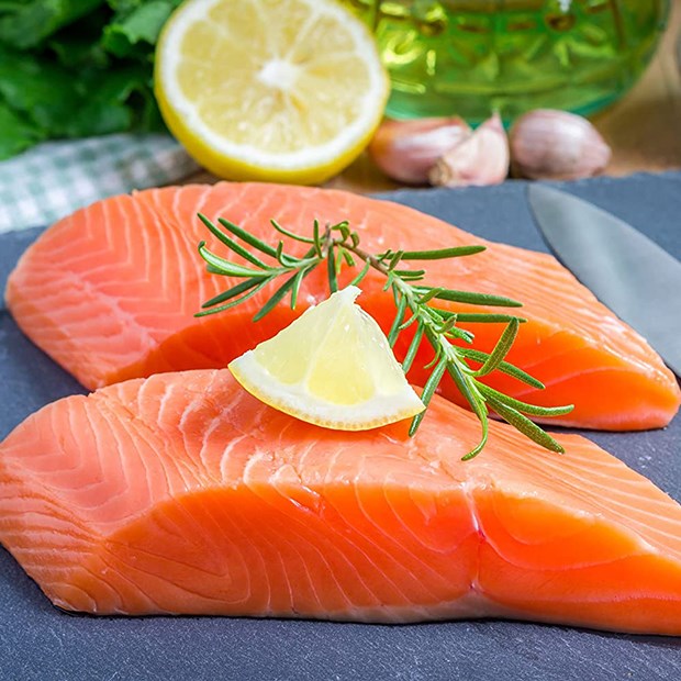 Ăn cá hồi tuyệt đối không kết hợp thực phẩm giàu dinh dưỡng này, 5 điều nhất định bạn phải làm đúng kể cả khi bạn đã chọn mua cá đắt tiền - Ảnh 2.