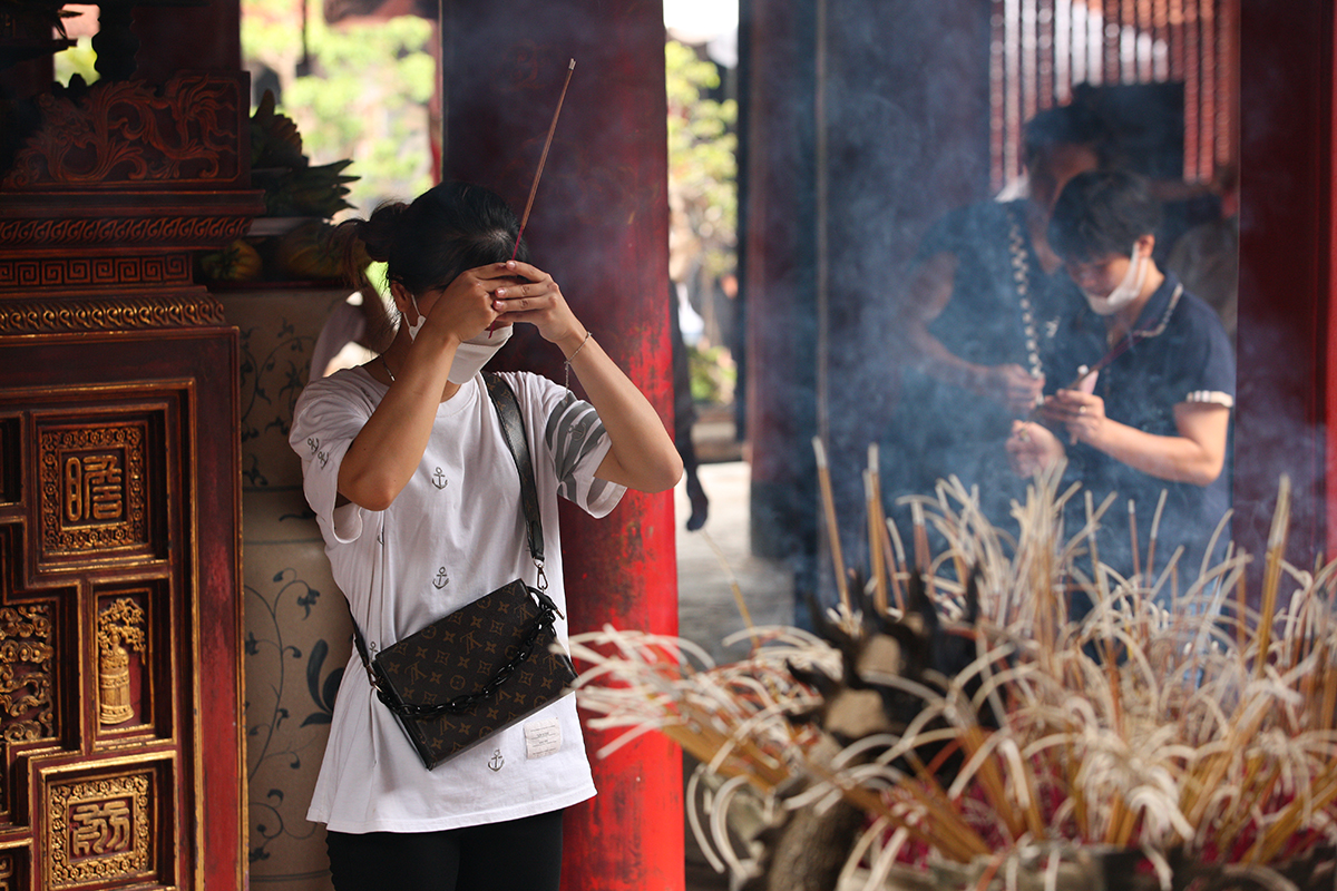 Sĩ tử tranh thủ vào Văn Miếu cầu may trước buổi làm thủ tục dự thi tốt nghiệp THPT - Ảnh 9.