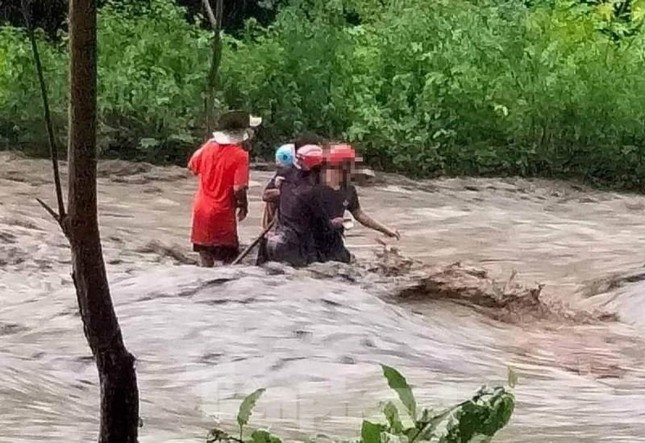 Đã tìm thấy một nạn nhân vụ lũ cuốn trôi 4 người ở Cao Bằng - Ảnh 2. Đã tìm thấy một nạn nhân vụ lũ cuốn trôi 4 người ở Cao Bằng - Ảnh 2.
