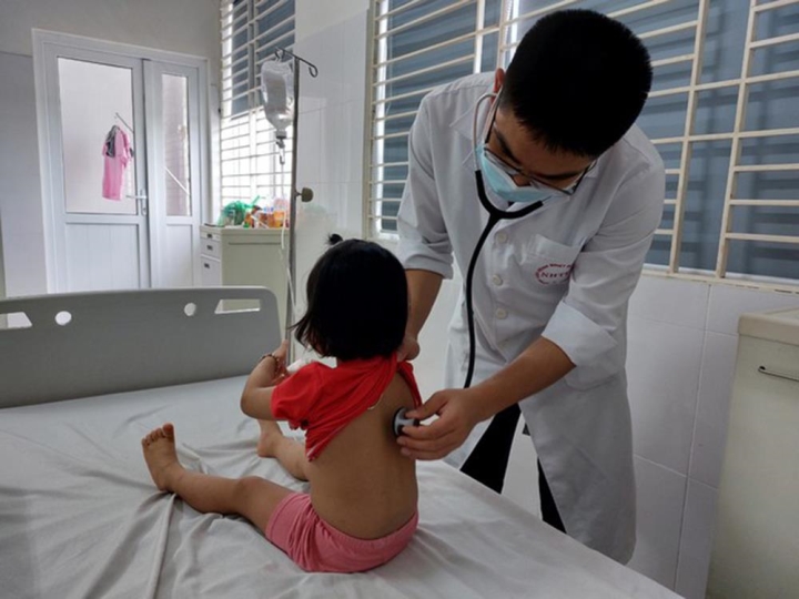 Bệnh cúm A bùng phát bất thường, nhiều người lớn trẻ em nhập viện, bác sĩ khuyến cáo biện pháp phòng ngừa - Ảnh 3.