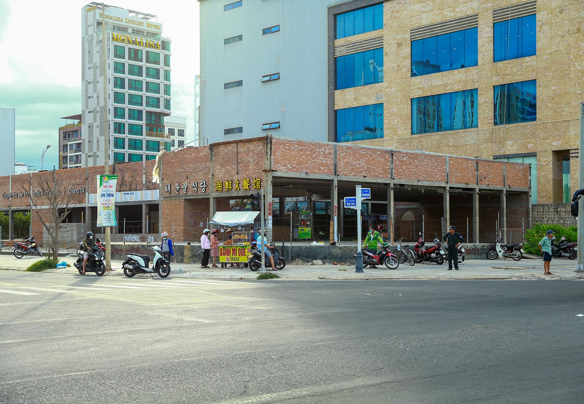Loạt nhà hàng ven biển Đà Nẵng đóng cửa, hư hỏng giữa cao điểm du lịch - Ảnh 4.