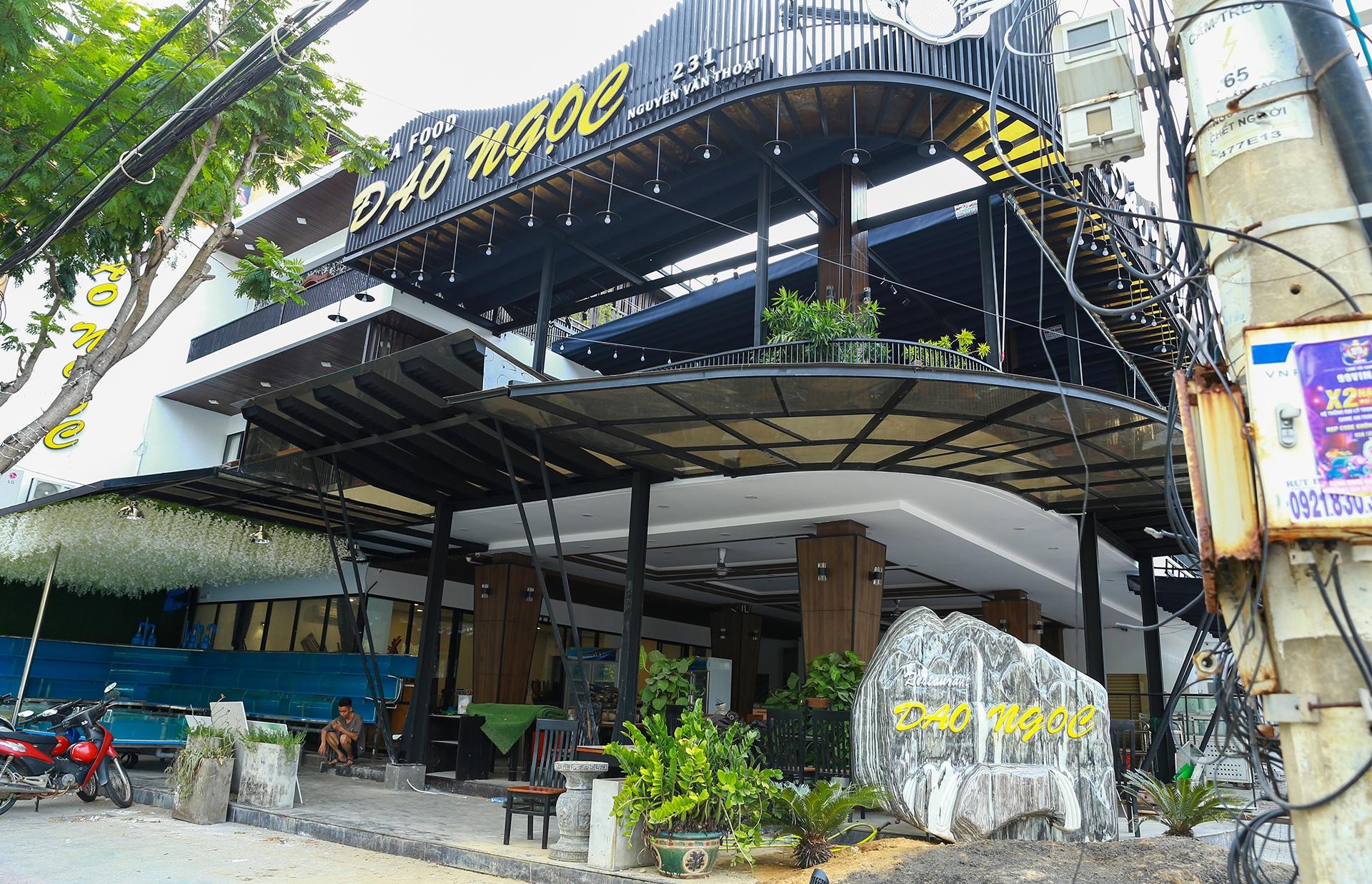 Loạt nhà hàng ven biển Đà Nẵng đóng cửa, hư hỏng giữa cao điểm du lịch - Ảnh 11.