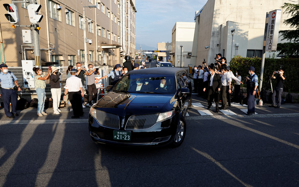 Cận cảnh chiếc xe tang đưa thi hài cựu Thủ tướng Nhật Abe Shinzo về nhà - Ảnh 2.