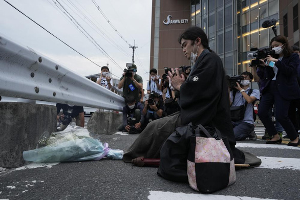 Cận cảnh chiếc xe tang đưa thi hài cựu Thủ tướng Nhật Abe Shinzo về nhà - Ảnh 6.