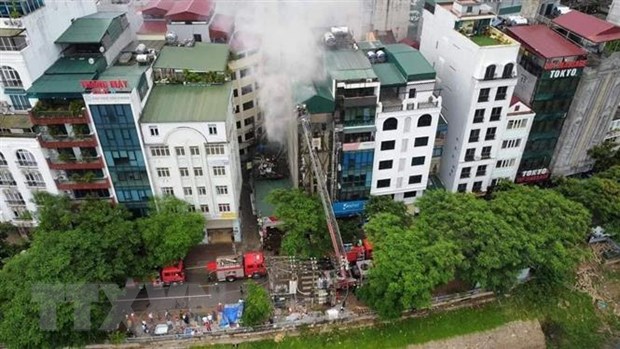 Hà Nội: Bị sập cầu thang, bịt lối ra, hết dưỡng khí khi tiếp cận vụ cháy quán karaoke, 3 cảnh sát thiệt mạng thương tâm - Ảnh 2.