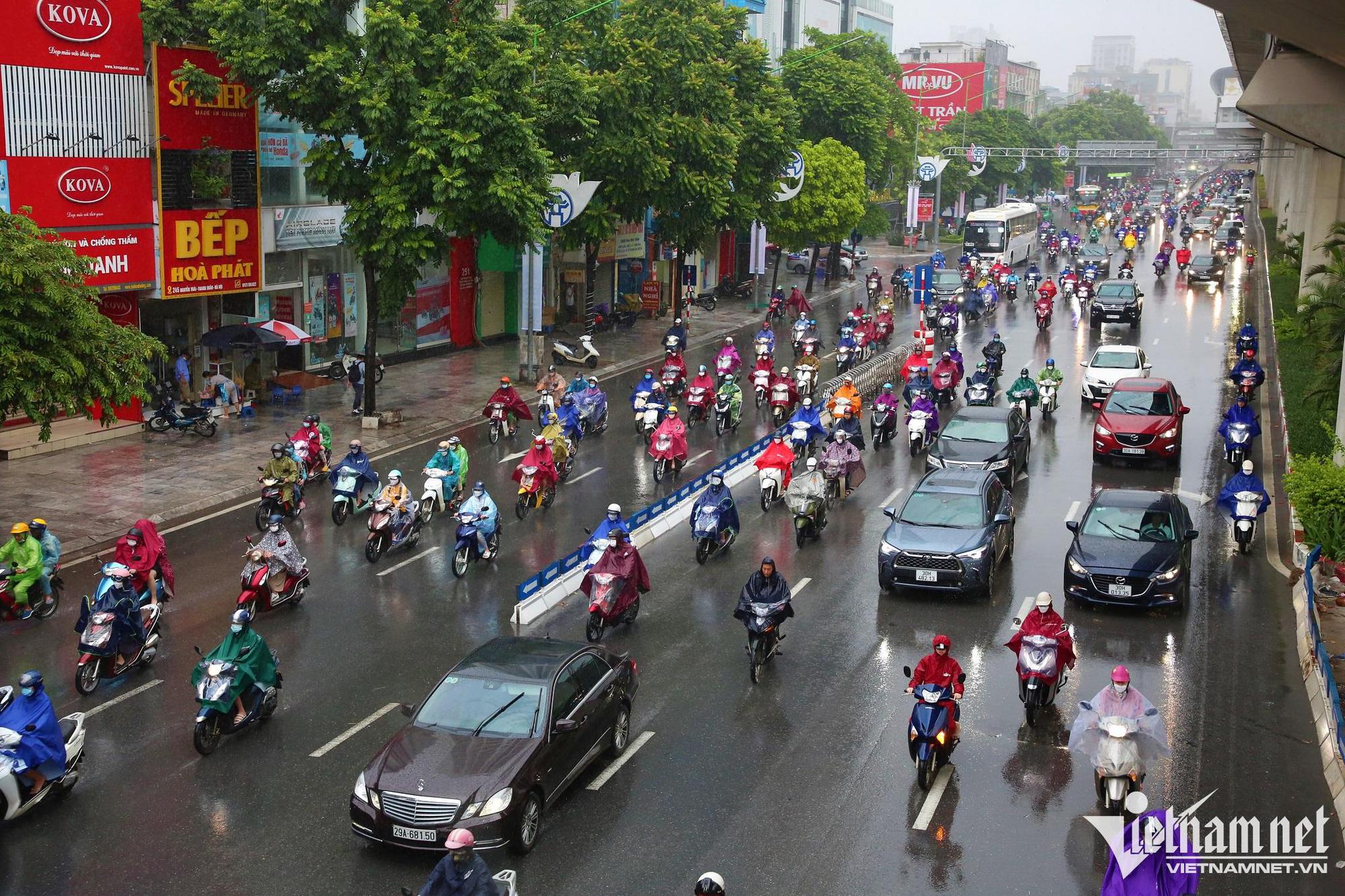 Đường phân làn hỗn loạn sau mưa lớn, dân tình chôn chân vì ùn tắc - Ảnh 2. Đường phân làn hỗn loạn sau mưa lớn, dân tình chôn chân vì ùn tắc - Ảnh 2.