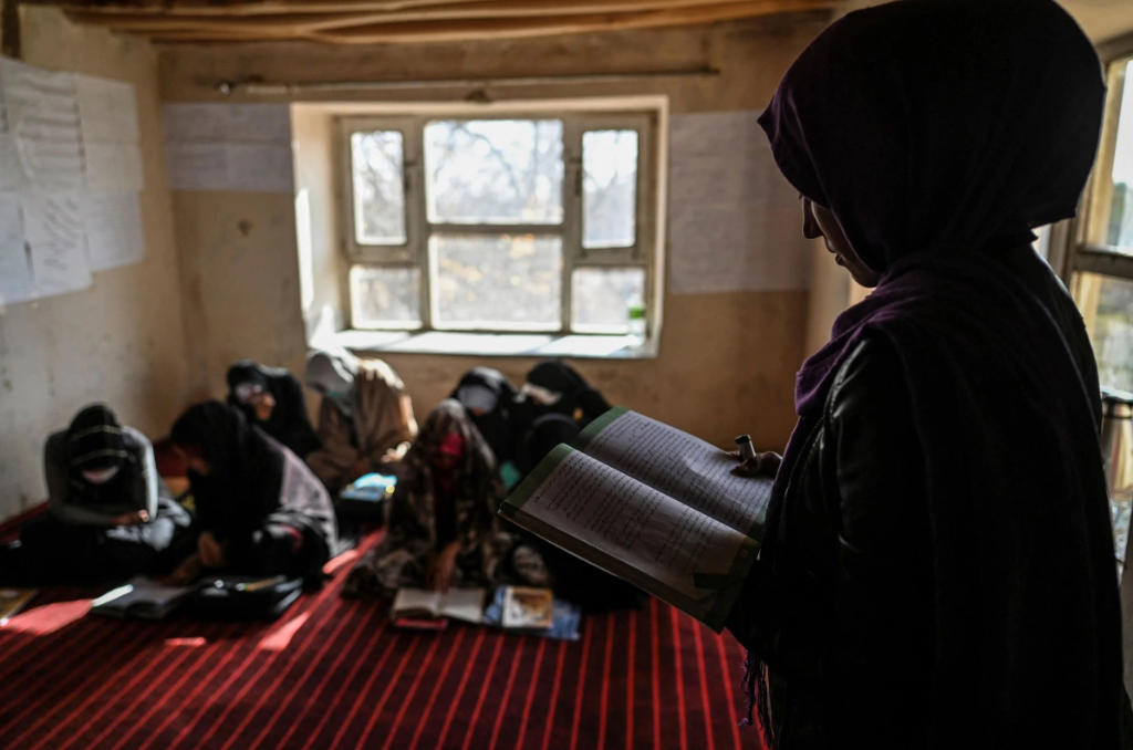 Phụ nữ Afghanistan đang sống ngược thời đại sau 1 năm mất đi tự do - Ảnh 3.